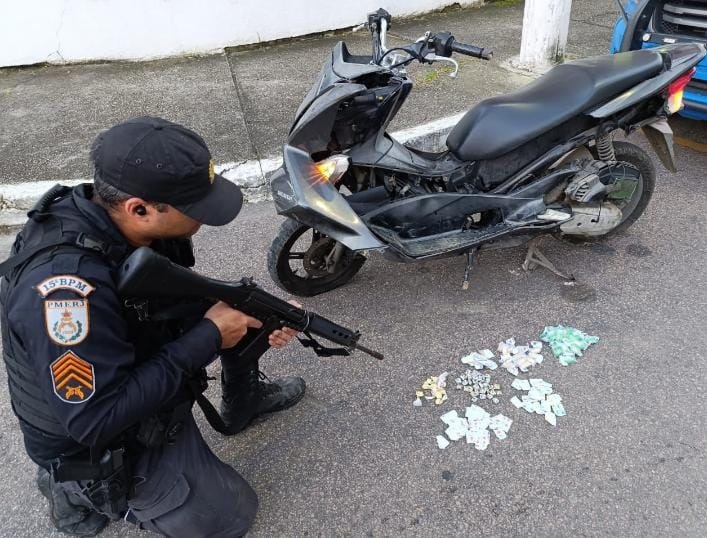 PMs de Caxias prendem traficante em posse de drogas e apreendem moto roubada